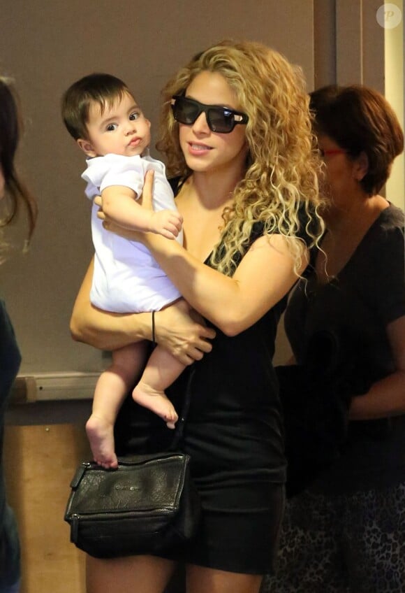 Shakira accompagnée de son fils Milan à l'aéroport de Los Angeles, le 15 août 2013.