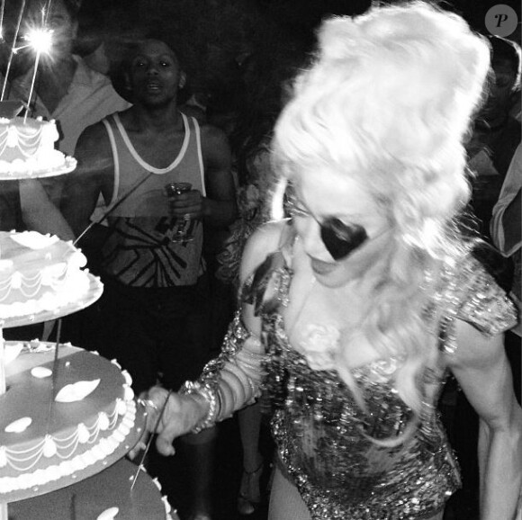 Madonna face à son gâteau lors de sa fête d'anniversaire à la Villa Schiffanoia. Villefranche-sur-Mer, le 17 août 2013.