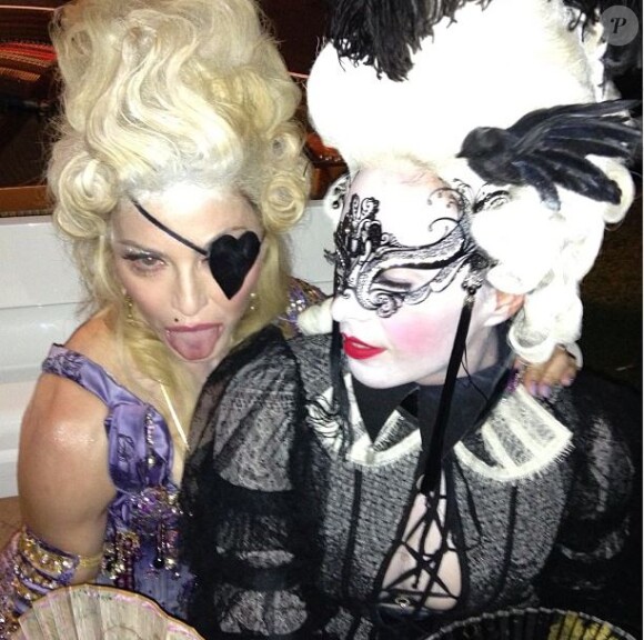 Madonna et une amie déguisée lors de sa fête d'anniversaire à Villefranche-sur-Mer, le 17 août 2013.