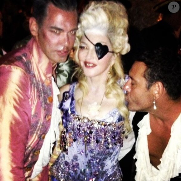 Madonna, entourée de Mert Alas (droite) et Marcus Piggott lors de sa fête d'anniversaire à Villefranche-sur-Mer. Le 17 août 2013.