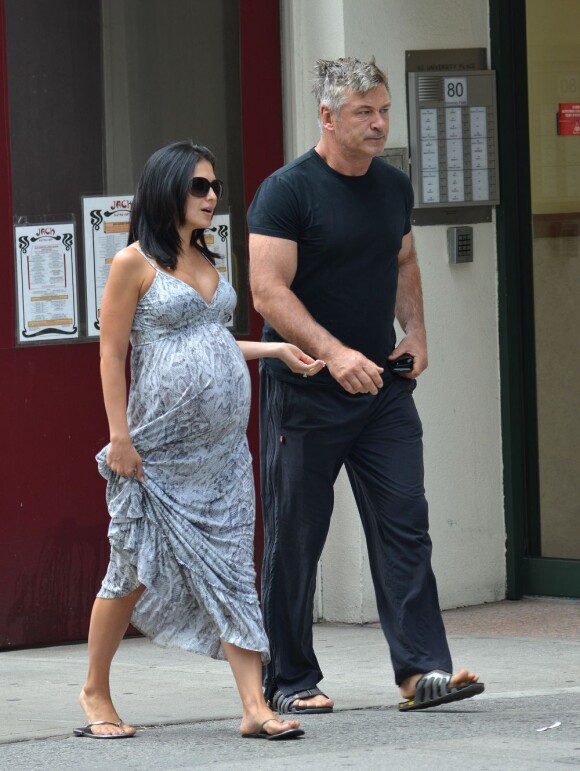 Alec Baldwin et sa femme Hilaria Thomas (enceinte) se promènent à New York, le 19 août 2013.