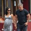 Alec Baldwin et sa femme Hilaria Thomas (enceinte) à New York, le 19 août 2013.