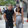 Alec Baldwin et sa femme Hilaria Thomas (enceinte) sont allés prendre leur petit-déjeuner à l'extérieur à New York, le 19 août 2013.