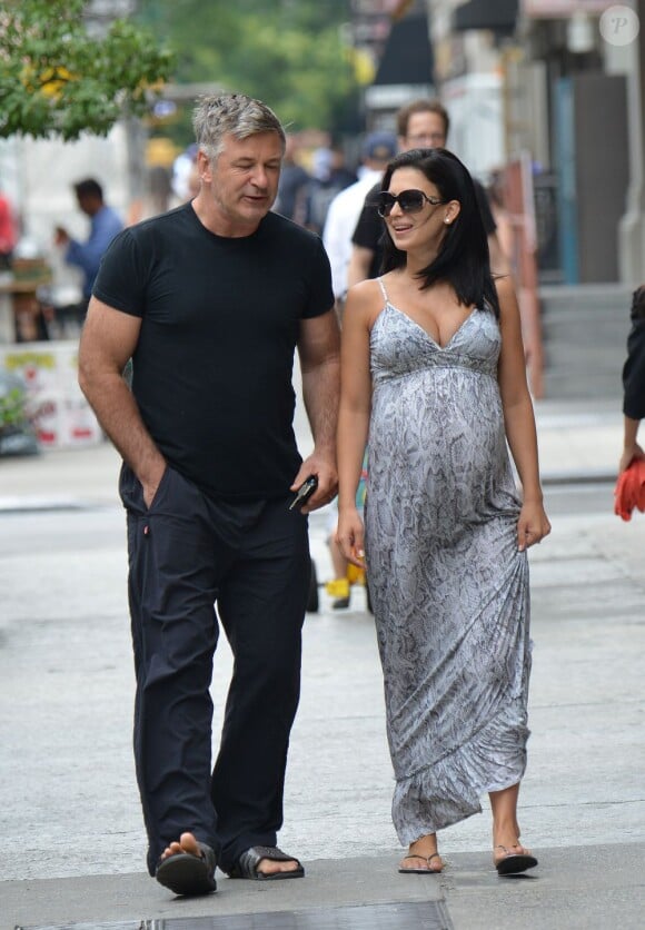 Alec Baldwin et sa femme Hilaria Thomas (enceinte) sont allés prendre leur petit-déjeuner à l'extérieur à New York, le 19 août 2013.