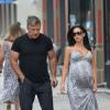 Alec Baldwin et sa femme Hilaria Thomas (enceinte) dans les rues de New York, le 19 août 2013.
