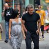Alec Baldwin et sa femme Hilaria Thomas (enceinte) se baladent à New York, le 19 août 2013.