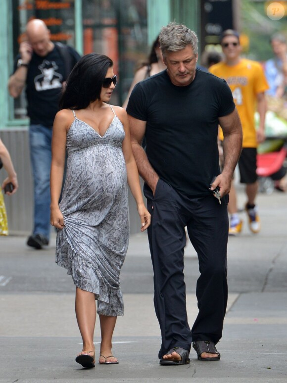 Alec Baldwin et sa femme Hilaria Thomas (enceinte) se baladent à New York, le 19 août 2013.