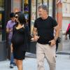 Alec Baldwin et sa femme Hilaria Thomas (enceinte) se promènent main dans la main dans les rues de New York. Le 16 août 2013.