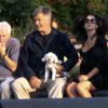 Alec Baldwin et sa femme Hilaria Thomas (enceinte) promènent leurs chiens à New York, le 16 août 2013.