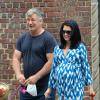 Alec Baldwin et sa femme Hilaria Thomas (enceinte) promènent leurs chiens à New York, le 18 août 2013.