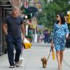 Alec Baldwin et sa femme Hilaria Thomas (enceinte) promènent leurs chiens à New York, le 18 août 2013.