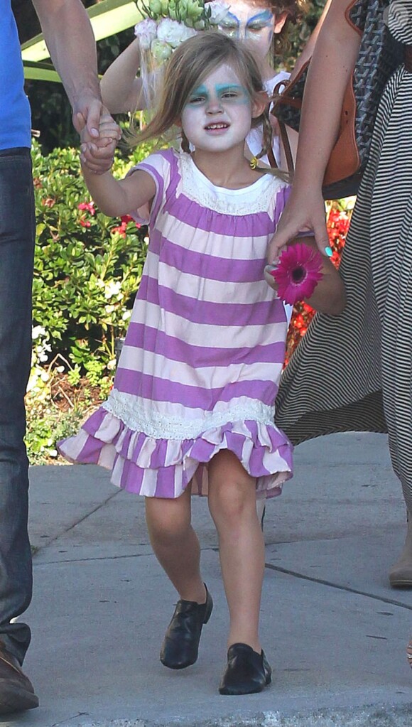 Exclusif - Busy Philipps et son mari Marc Silverstein vont chercher leur fille Birdie, ici maquillée, à son cours de danse à West Hollywood, le 15 août 2013.