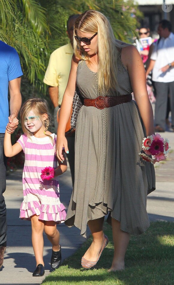 Exclusif - Busy Philipps et son mari Marc Silverstein vont chercher leur fille aînée Birdie à son cours de danse à West Hollywood, le 15 août 2013.