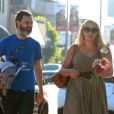 Exclusif - L'actrice Busy Philipps et son mari Marc Silverstein vont chercher leur fille Birdie à son cours de danse à West Hollywood, le 15 août 2013.