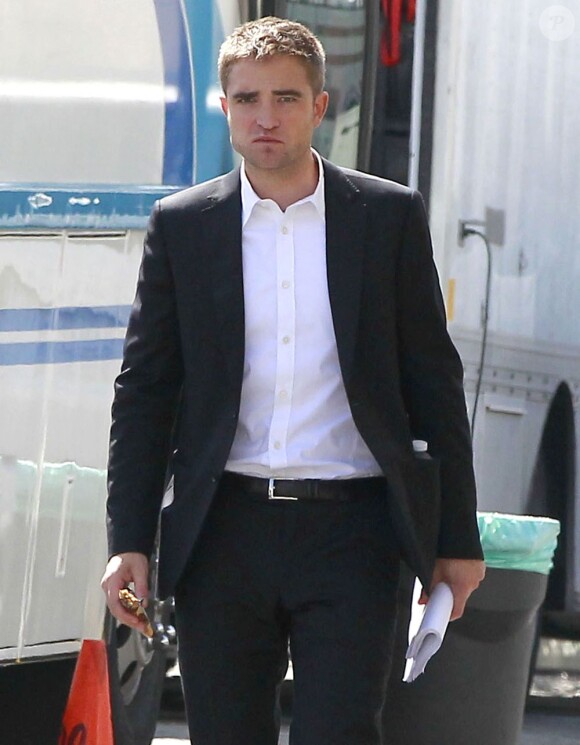 Exclusif - Robert Pattinson est sur le tournage du film "Maps to the Stars" à Beverly Hills, Los Angeles, le 19 août 2013.