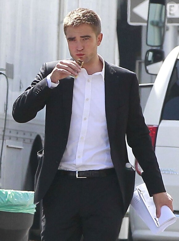 Exclusif - Robert Pattinson est sur le tournage du film "Maps to the Stars" à Beverly Hills, Los Angeles, le 19 août 2013.