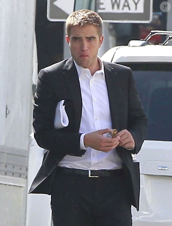 Exclusif - Robert Pattinson est sur le tournage du film "Maps to the Stars" à Beverly Hills, Los Angeles, le 19 août 2013.