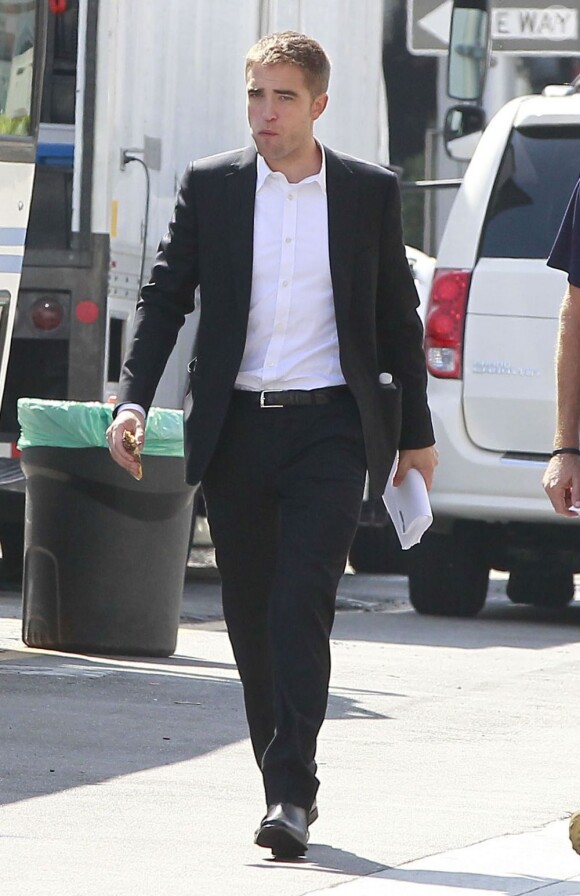 Exclusif - Robert Pattinson est sur le tournage du film "Maps to the Stars" à Beverly Hills, Los Angeles, le 19 août 2013.