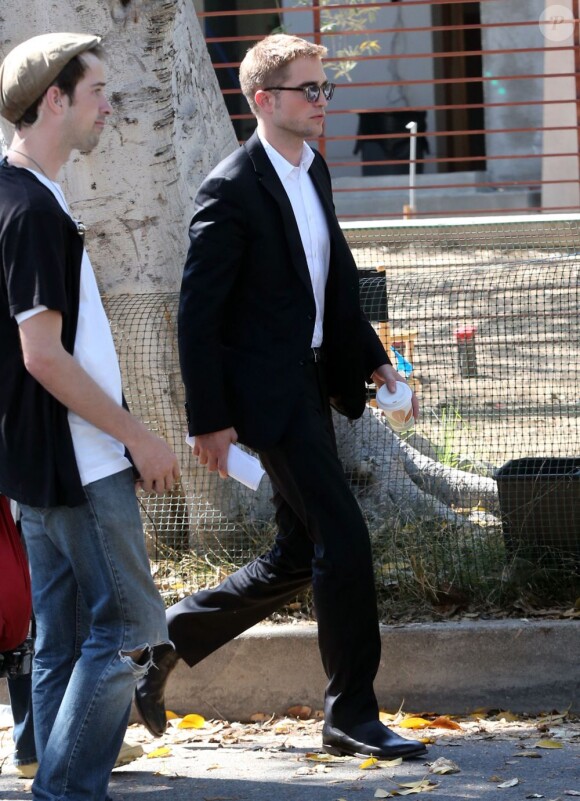 Exclusif - Robert Pattinson est sur le tournage du film "Maps to the Stars" à Beverly Hills, Los Angeles, le 19 août 2013.