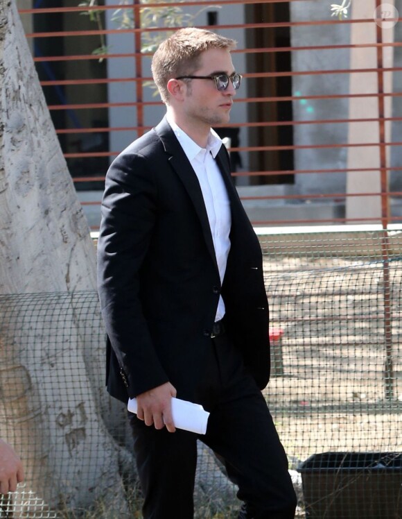 Exclusif - Robert Pattinson est sur le tournage du film "Maps to the Stars" à Beverly Hills, Los Angeles, le 19 août 2013.