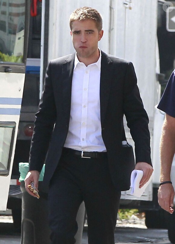 Exclusif - Robert Pattinson est sur le tournage du film "Maps to the Stars" à Beverly Hills, Los Angeles, le 19 août 2013.