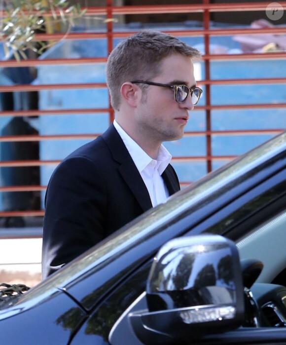 Exclusif - Robert Pattinson est sur le tournage du film "Maps to the Stars" à Beverly Hills, Los Angeles, le 19 août 2013.