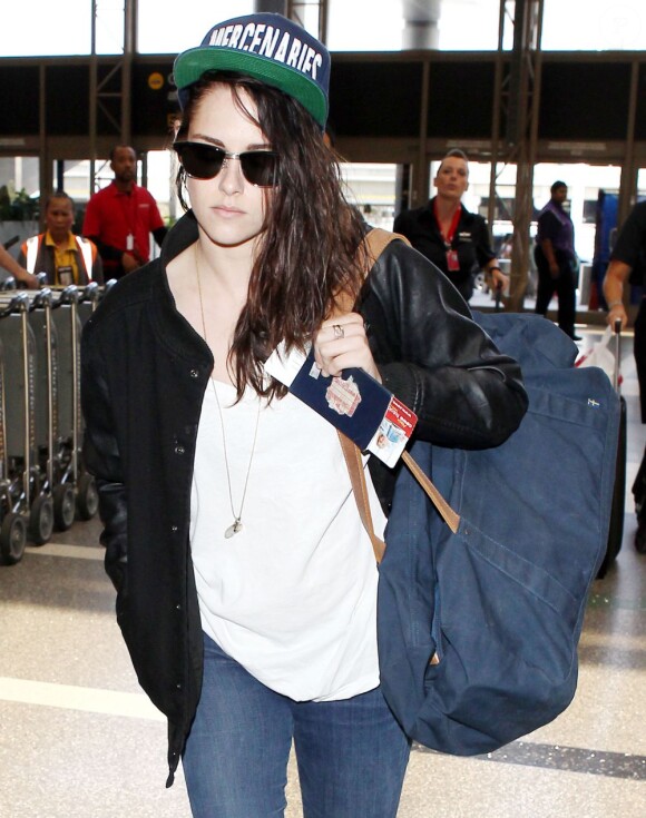 Kristen Stewart à l'aéroport de Lax en direction de Berlin, Los Angeles le 19 août 2013.