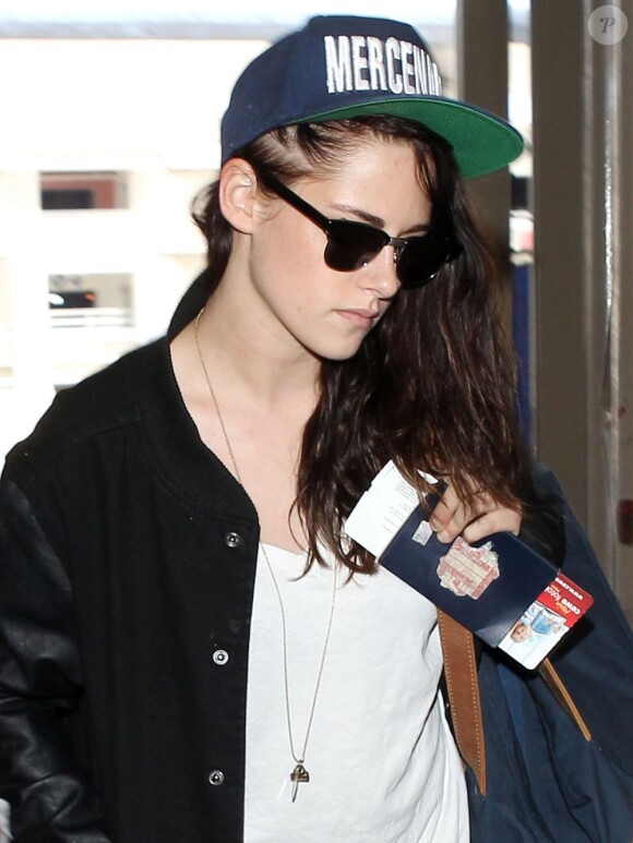 Kristen Stewart à l'aéroport de Lax en direction de Berlin, Los Angeles le 19 août 2013.