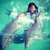 Jade réalise un rêve : nager avec les dauphins. Le 16 août sur l'île d'Anguilla.