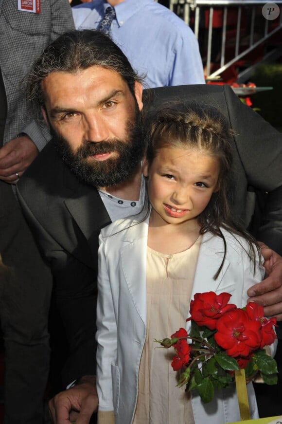 Sébastien Chabal et sa fille Lily-Rose à Paris le 31 mai 2012. 