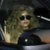 Lady Gaga quitte un studio photo à New York et adresse un signe de paix aux photographes. Le 20 août 2013.