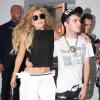 Lady Gaga, complice avec un fan à sa sortie d'un studio photo à New York, le 20 août 2013.