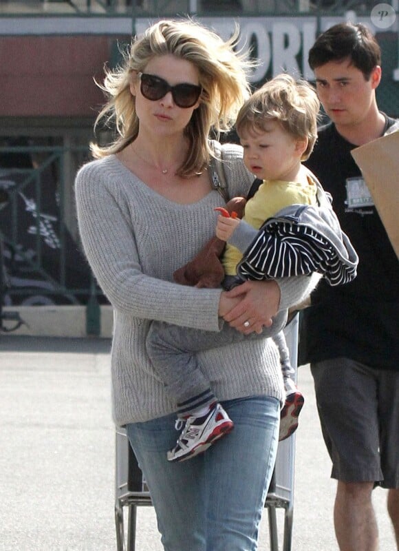 Ali Larter fait du shopping avec son fils Theodore à West Hollywood, le 16 mars 2013.