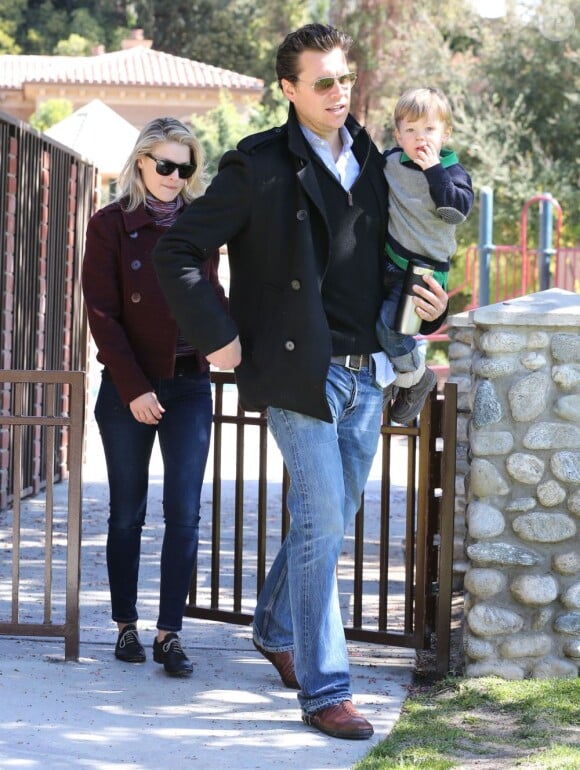 Ali Larter et son mari Hayes MacArthur sont allés se promener avec leur fils Theodore au parc à Beverly Hills. Le 9 mars 2013.