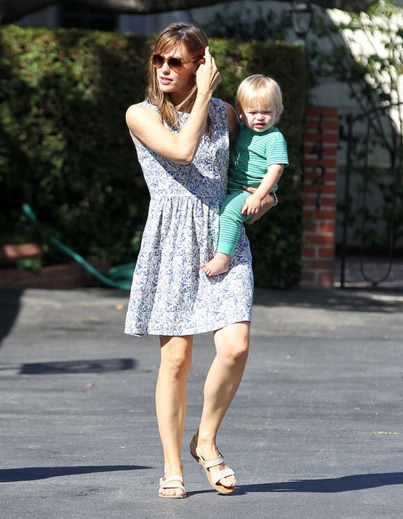 Jennifer Garner avec son fils Samuel dans les rues de Pacific Palisades, le 21 août 2013.