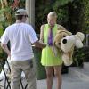 Jaime King reçoit des cadeaux pour son futur bébé à sa maison de Beverly Hills, Los Angeles, le 13 août 2013.