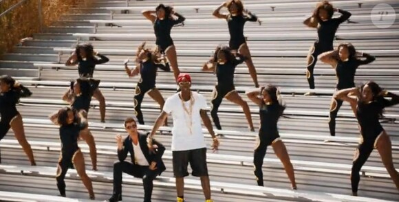 Robin Thicke dans le clip de son dernier titre, Give It 2 U (featuring 2 Chainz et Kendrick Lamar) dévoilé le 25 août 2013.