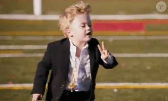 Robin Thicke a dévoilé le clip dernier titre, Give It 2 U le 25 août 2013, dans lequel apparaît son fils, Julian.