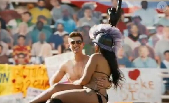 Robin Thicke torse nu dans le clip de son dernier titre, Give It 2 U, dévoilé le 25 août 2013.