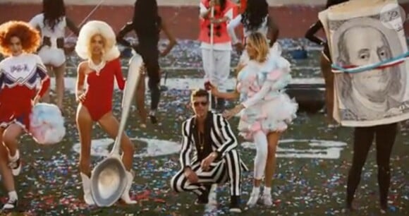 Robin Thicke dans le clip de son dernier titre, Give It 2 U, dévoilé le 25 août 2013.