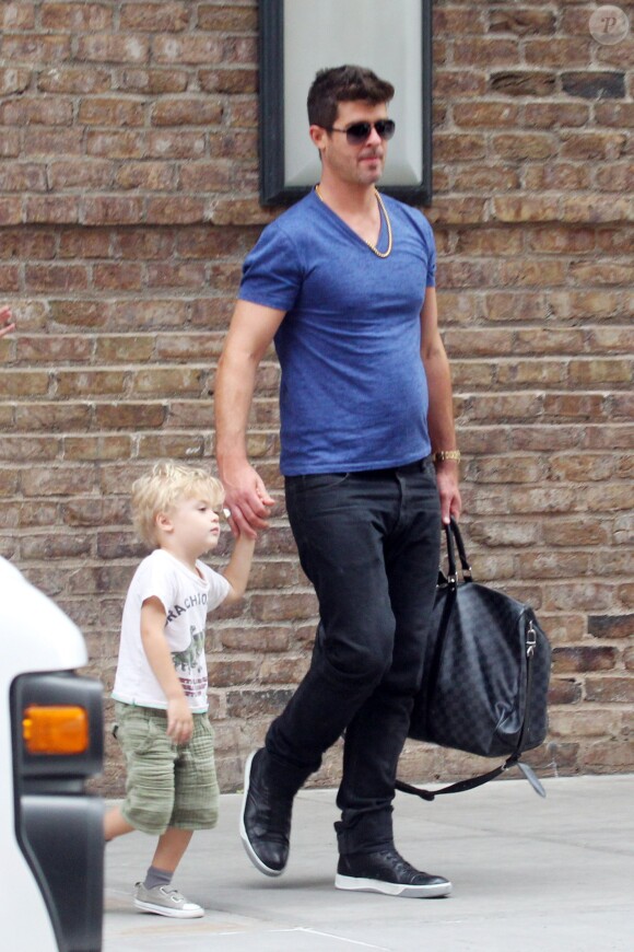 Exclusif - Paula Patton et Robin Thicke à la sortie de leur hôtel avec leur fils Julian à New York, le 26 août 2013.