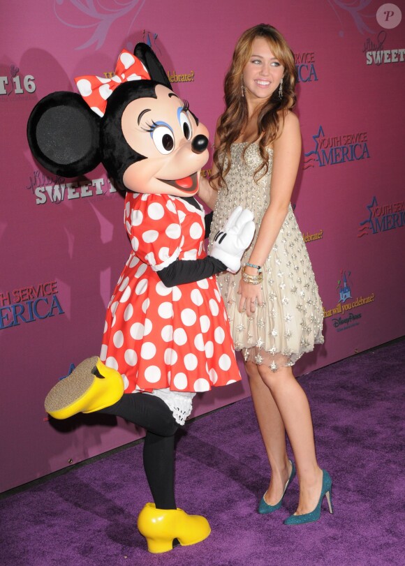Miley Cyrus fête ses 16 ans à Disneyland à Anaheim, le 5 octobre 2008.