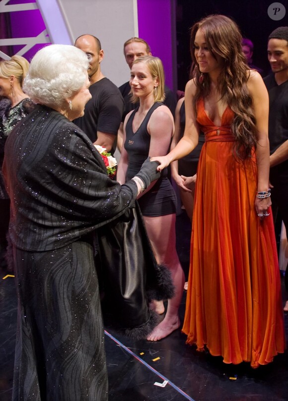Miley Cyrus rencontre la reine Elizabeth à Blackpool, le 7 décembre 2009.