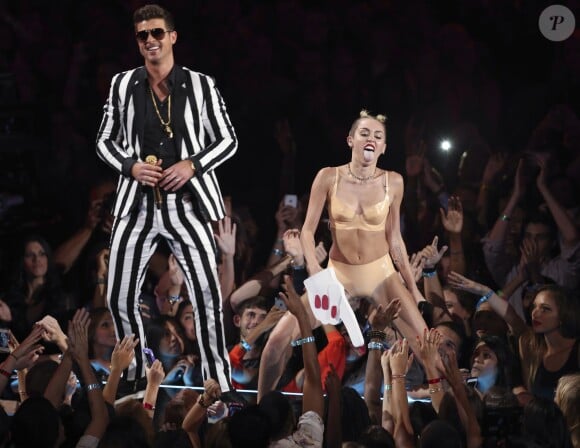 Robin Thicke et Miley Cyrus sur la scène des MTV Video Music Awards à New York, le 25 août 2013.