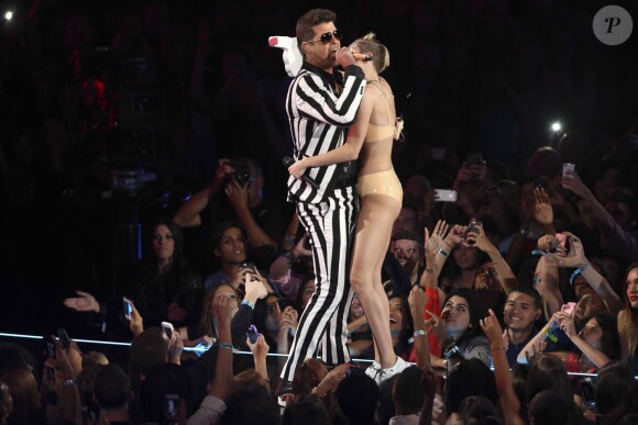 Robin Thicke et Miley Cyrus sur la scène des MTV Video Music Awards au Barclays Center, le 25 août 2013.