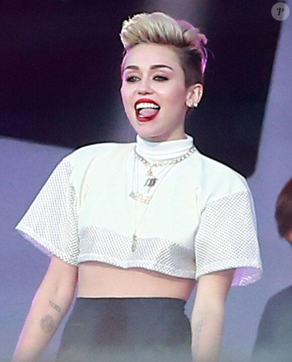 Miley Cyrus en concert sur le plateau du "Jimmy Kimmel Live" à New York, le 25 juin 2013.