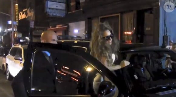 La chanteuse Lady Gaga refuse d'ouvrir les portières de voitures ce qui a donné lieu à une situation très loufoque.