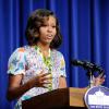 Élégante, Michelle Obama a prononcé un discours avant la projection, face à des lycées, du documentaire "L'éminence grise : le combat de Whitney Young pour les droits civils" dans l'Auditorium de la Cour du Sud de l'Eisenhower Executive Office Building à côté de la Maison Blanche. Le 27 août 2013.
