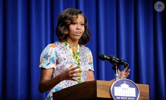 Élégante, Michelle Obama a prononcé un discours avant la projection, face à des lycées, du documentaire "L'éminence grise : le combat de Whitney Young pour les droits civils" dans l'Auditorium de la Cour du Sud de l'Eisenhower Executive Office Building à côté de la Maison Blanche. Le 27 août 2013.