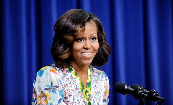 Michelle Obama a prononcé un discours avant la projection, face à des lycées, du documentaire "L'éminence grise : le combat de Whitney Young pour les droits civils" dans l'Auditorium de la Cour du Sud de l'Eisenhower Executive Office Building à côté de la Maison Blanche. Le 27 août 2013. 